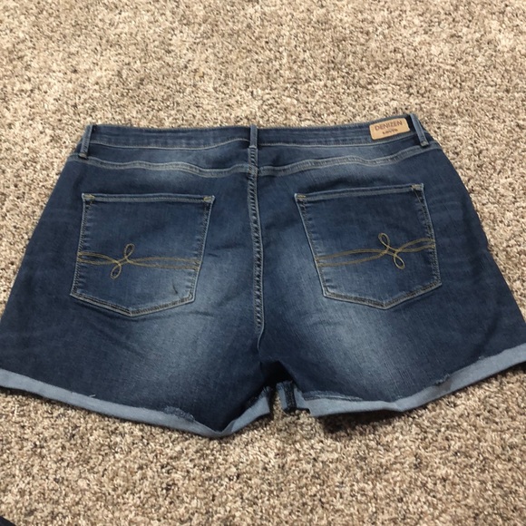 High-Rose Shorts - Picture 2 of 2